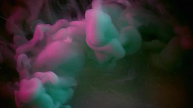 Buhar bulutu. Koyu sis. Siyah gece geçmişinde mor gri duman spreyi fırtınası. Renkli sıvı boya soyut bulanık duman suya sıçramış..