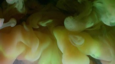 Buhar karışımı. Parıldayan sis. Parlak dumanlı boya patlaması siyah arka planda renk pigmentini karıştırıyor. Sarı yeşil soyut parıltı sihirli akışı.