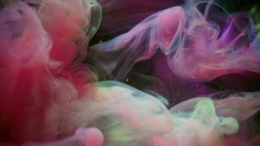 Sis sıvısı. Yanardöner dalga. Neon parlak boya sisi suda çözülüyor. Siyah arkaplan gökkuşağı parıltısında parlak duman soyut bulanıklık karışımı.