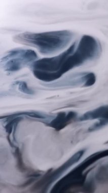 Dikey video. Karışık mürekkep katmanları. Sanat dalgası. Kirli beyaz sıvı yüzeyden fışkıran gri mavi pigment. Odaklanamayan grunge şekilsiz nokta nemi soyut arkaplan.