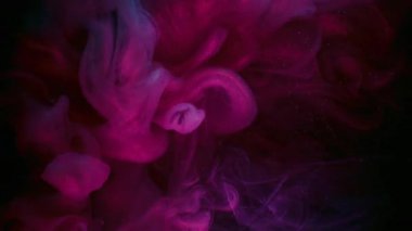Buhar bulutu. Köpüklü sıvı. Siyah arka planda mor duman spreyi fırtınası. Neon rengi sıvı boya soyut bulanık su sıçraması.