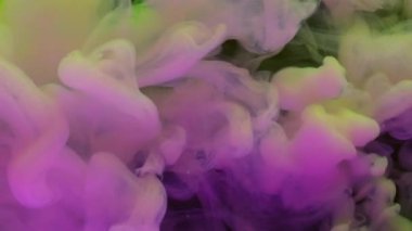 Duman patlaması. Boya patlaması. Pembe sarı neon boya çözünürlüğü. Soyut bulanık siyah arkaplanda renkli buhar üfleme karışımı.