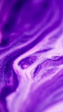 Dikey video. Mürekkep dalgası. Parlak sıvı karışımı. Odaklanmamış mor beyaz renk ışıl ışıl desen sıvı sıçrama hareketi soyut sanat arka planı.