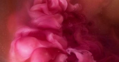 Mürekkep arkaplanı. Sıvı sıçraması. Bulanık pembe renkli su kıvrımlı sis akrilik parçacıklar yaratıcı koyu siyah soyutlama üzerinde sallanıyor.