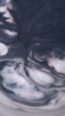 Dikey video. Mürekkep kanıyor. Grunge patlaması. Sıvı sanat volkanı. Beyaz gri siyah emülsiyon. Emaye yüzeyi mermer mermer kaplama açıcı..