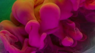 Buhar akışı. Duman spreyi. Turkuaz sıvıda parlak pembe sıvı patladı. Renk değiştirilmiş su soyut arkaplan üzerinde resim sıçraması.