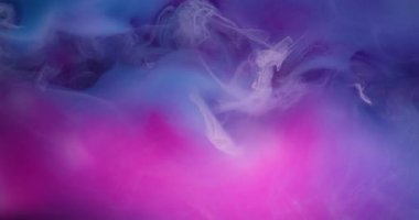 Neon sıçraması. Renkli boya. Odaklanamayan pembe mavi su kıvrımlı sıvı ruhani buhar akrilik sıvı soyut arkaplanda yüzüyor..