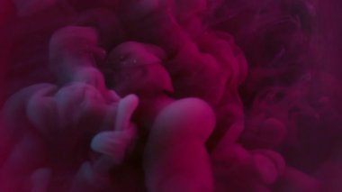 Sis sıvısı. Boya buharı. Gizemli suluboya arka planda pembe buhar pigmenti dökülüyor. Soyut sanat sıvısı. Odaklanmış su sıçraması..