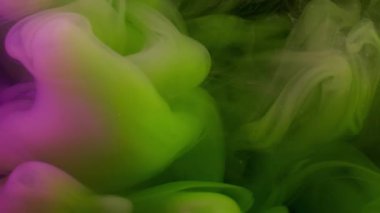 Sis sıvısı. Pigment dalgası. Neon mor boya sisi suda çözünüyor. Gizemli parlak duman soyut çözülmüş girdap karışımı arka plan.