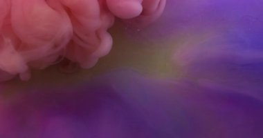 Dalga bulutu. Dönen duman. Soyut sanat arka planında süzülen ruhani dumanı karıştıran mor renkli akrilik su mürekkebi..