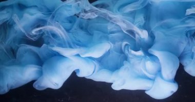 Mürekkep arkaplanı. Sıvı sıçraması. Odaklanamayan mavi renkli su kıvrımlı duman akrilik doku yaratıcı koyu siyah soyutlama üzerinde sallanıyor.