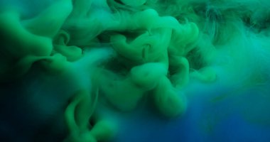 Bulut buharı. Mürekkebi karıştır. Odaklanamayan yeşil renkli su akrilik sis dokusunu soyut koyu siyah arkaplan üzerine sıçratır.