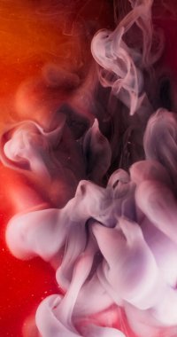 Arkaplanı boya. Karışık renk. Odaklanmamış mor turuncu su buharı. Soyut akrilik dokuda yüzen sıvı içinde girdap buharı..