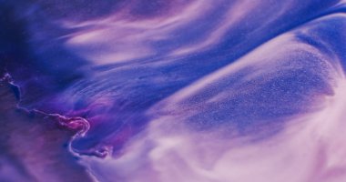 Parıltı akışı. Renk parçacıkları. Odaklanmamış mor boya suyu soyut akrilik arka planda akan yaratıcı lekeler..