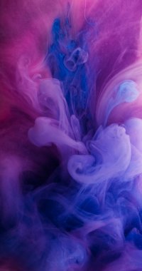 Akan boya. Buhar sanatı. Odaklanamayan mavi neon rengi sıvı duman pigmenti soyut koyu siyah arkaplan üzerinde akrilik sis..