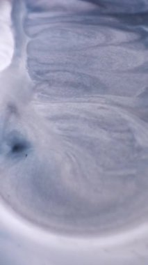 Dikey video. Akrilik boya dökülmüş. Mermer akışı. Grunge soyut dağınık kıvrım sızıntısı bulanık dalga. Enamel gri beyaz siyah mavi boya arkaplanı.