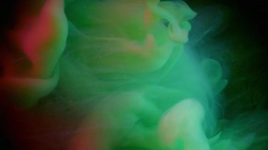 Su altı boyası. Haze girdabı. Kozmik soyut sıvıda renkli neon akış mürekkebi. Fantezi bulanıklığı siyah arkaplanda yeşil damla karışımı.