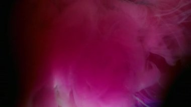 Su altı boyası. Haze girdabı. Soyut sıvıda parlak pembe bir sis akışı mürekkebi. Siyah arkaplanda bulanık boya damlası karışımı.