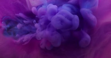 Mürekkep sıçraması. Akrilik sıvı. Odaklanamayan mor leylak rengi su tanecikleri soyut arkaplanda yayılan sıvı dumanlar..