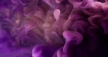 Karışık renk girdabı. Sis dalgası. Soyut sanat eserleri üzerine akan su sıvısında çözünmüş mor pembe pembe boya koyu siyah arka plan.