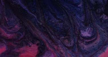 Parlak mürekkep. Dalgalanma dokusu. Bulanık mavi pembe renk su parıltılı sıvı parçacıklar soyut sanat arka planında akıyor..