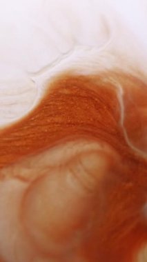 Dikey video. Mürekkep kanıyor. Pigment patlaması. Sıvı sanat volkanı beyaz bakır turuncu emülsiyon diş minesi mermer kaplama açıcı.