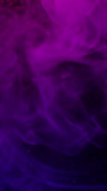 Dikey video. Sanat sıvısı. Duman girdabı. Işıldayan mor peçeli sprey boya çözünmüş karışımı parıldayan kum yüzeyi soyut su karışımı..