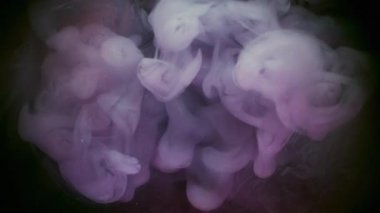 Buhar dokusu. Odaklanamayan akış. Siyah arka planda renk buharı karıştırıcı mürekkep akışı. Mor gri boya, köpüren su, soyut duman..