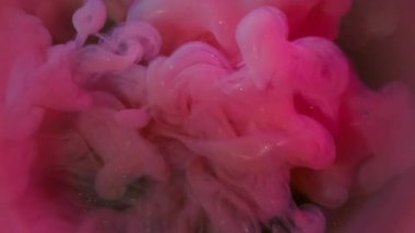 Sis sıvısı. Parıldayan dalga. Neon parlak boya sisi menekşe suyunda çözülüyor. Pembe parlak duman soyut bulanık arka plan üfleme.