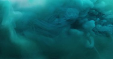 Fantezi sıçraması. Mürekkep suyu. Odaklanamayan mavi renk sıvı akrilik duman sıvısı soyut arkaplanda akan parçacıkları harmanlıyor.