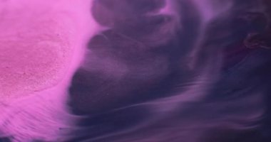 Köpüklü karışım. Mürekkep emülsiyonu. Soyut arkaplanda yüzen pembemsi mavi renkli parlak madde su akrilik sıvısı.