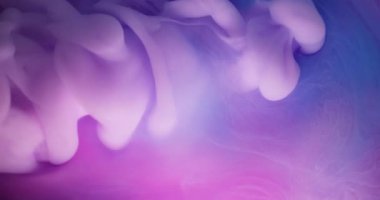 Sıçrama sanatı. Neon kıvrılıyor. Odaklanmamış mavi mor renkli boya, su buharı, köpük dokusu soyut ıslak arka planda yüzüyor..