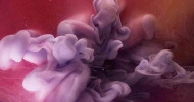 Arkaplanı boya. Karışık renk. Soyut yaratıcı akrilik dokuda yüzen sıvının içindeki mor su buharı çözünmüş, girdap buharı..