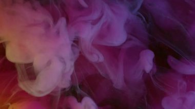 Su altı mürekkebi. Duman üfleme. Gizemli boya akışı sis sıvısına sıçrar. Mor pembe boya bulanık dalga fırtına görüntüsü soyut arkaplan.