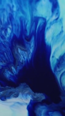 Dikey video. Akrilik taşması. Mermer diş minesi. Mavi parıldayan boya. Parlak mürekkep kıvrımlı, pırıl pırıl, bulanık doku sanatsal kıvrımlar..