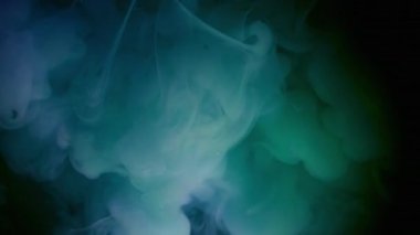 Sis sıvısı. Boya buharı. Mavi yeşil buhar pigmenti siyah menekşe üzerine dökülüyor. Soyut sanat sıvısı. Odaklanmış su sıçraması..