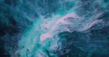 Mürekkep akışı. Akış sanatı. Su sıvısı mermer baloncuklardaki bulanık mavi mor renk boya soyut yaratıcı arka planda parlayan baloncuklar.