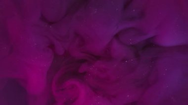 Buhar karışımı. Parıldayan sis. Parlak dumanlı boya emülsiyonu bulanık arka planda renk pigmentini karıştırıyor. Pembe mor spiral soyut simli sihirli akış.