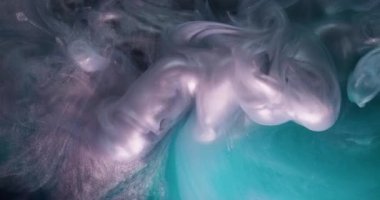 Parıltı dalgası. Renk sıvısı. Odaklanamayan mor mürekkep, kıvrımlı akrilik buhar, soyut yaratıcı siyah arka planda yükseliyor..