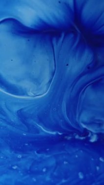 Dikey video. Mermer dökülmüş. Mavi sıçrama. Akrilik dokuya yayılan canlı mürekkep sıvısı. Lav akışı soyut arkaplan çözünmüş karıştırma emülsiyon açıcı.