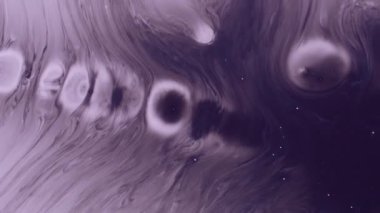 Boya sıçraması. Islak kağıt mürekkebi. Mor pigment sıvısı beyaz arka plan. Gri, kirli, dökülen kontrastlı leke, soyut, bulanık doku..