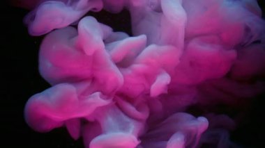 Bulut boyası. Pigment akışı. Gece arkaplanında pembe mor boya patlaması. Renkli, odaksız, soyut esinti. Sanat menekşesi sisinde ışıldıyor..