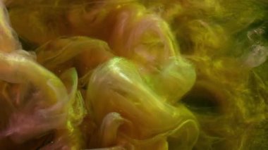 Duman patlaması. Işıl ışıl. Pembe sarı mürekkep atışı çözülüyor. Soyut bulanık siyah arkaplanda renkli parlak buhar üfleme karışımı.