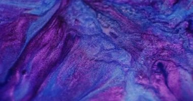 Mürekkebi karıştır. Soyut lekeler. Odaklanmamış mavi mor renkli akarsu sıvı emülsiyon parçacıkları akrilik sanat arka planında hareket.