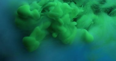 Bulut buharı. Mürekkebi karıştır. Odaklanmamış yeşil renk su sıçrama akrilik sis dokusu soyut arkaplanda daireler çiziyor.