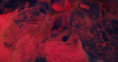 Mürekkep akışı. Akış sanatı. Su mermeri emülsiyon mavi lekeler soyut koyu siyah arkaplan üzerine yayılan koyu kırmızı kestane rengi..