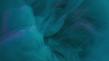 Buhar bulutu. Köpüklü sıvı. Mavi menekşe duman spreyi harmanlanmış arka plan. Işıldayan renk sıvısı soyut su altı boyası.