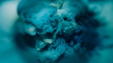 Parıldayan sıvı. Işıl ışıl parlayan boya. Odaklanmamış mavi sarı renkli su sıçrama pigmenti soyut akrilik sanat arka planına yayılıyor.