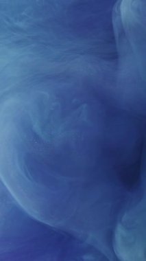 Dikey video. Işıltılı sis girdabı. Suyu boya. Odaklanmamış mavi renk gradyanı parlak partiküller buhar dalgası akış hareketi soyut sanat arka planı.