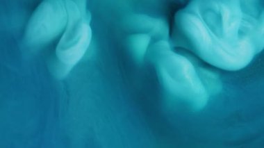 Akrilik damla. Boya rengi. Odaklanamayan mavi cyan bulut dokusu dalga parıltısı sıvı kimyasal sıvı yaratıcı sanat üzerinde yüzüyor.